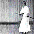 Ein Meister demonstriert eine Iaido-Technik
